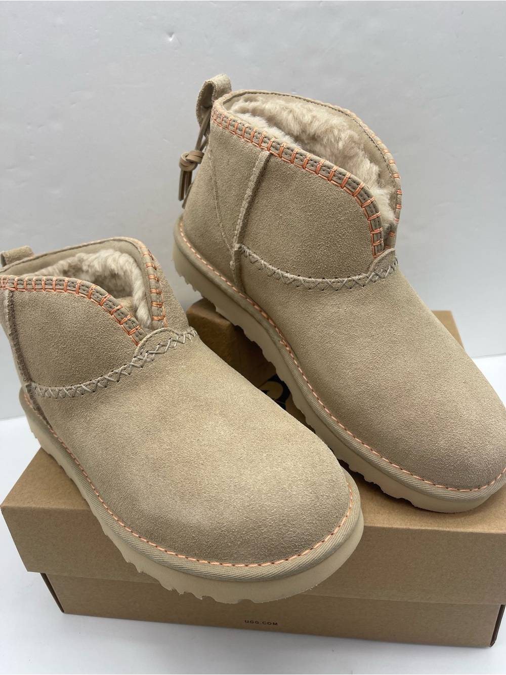 UGG W CLASSIC ULTRA MINI ELARIA
MDSD - Mustard Seed
Ankle Booties Shearling - Picture 6 of 16